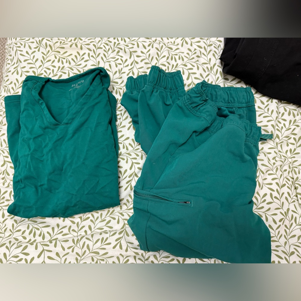 Jaanuu Scrub Set